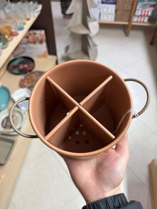 Porta Utensili A messy kitchen in latta