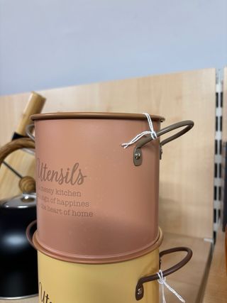 Porta Utensili A messy kitchen in latta