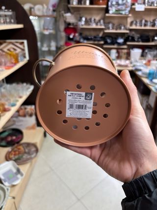 Porta Utensili A messy kitchen in latta