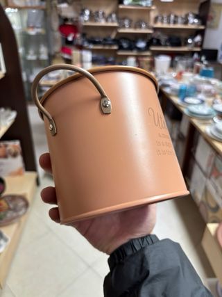 Porta Utensili A messy kitchen in latta