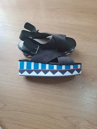 Sandalias Bimba y Lola negras y multicolor