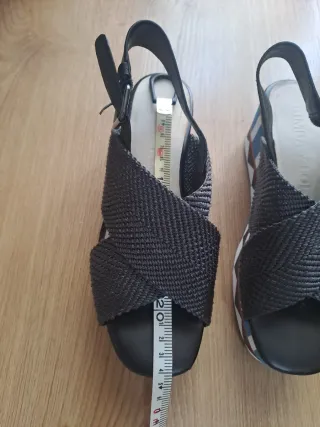 Sandalias Bimba y Lola negras y multicolor