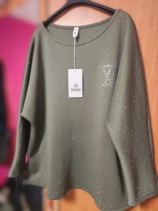 Sudadera verde con brillos