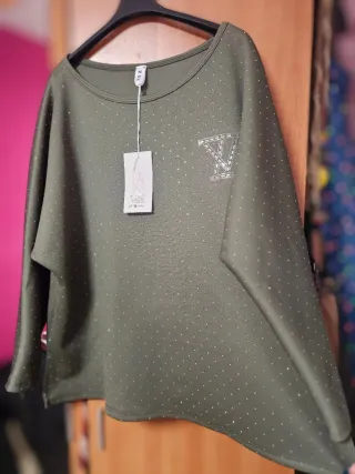 Sudadera verde con brillos