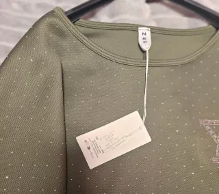 Sudadera verde con brillos