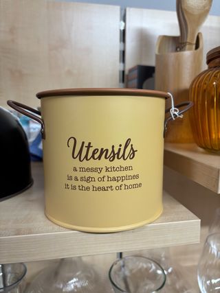 Porta utensili in latta giallo