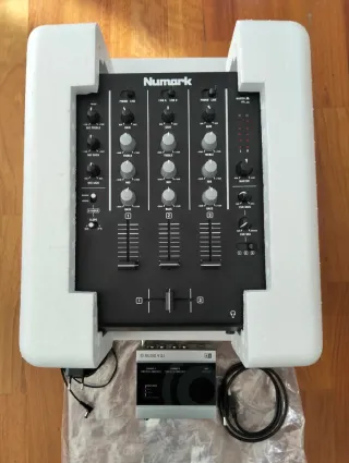 Mesa de mezclas Numark M4 + Traktor Audio 4
