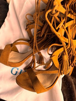 Botín Guess Marrón con Flecos