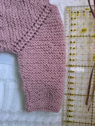 Chaqueta, capota y patucos de punto reborn 46 cm.