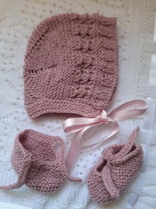 Chaqueta, capota y patucos de punto reborn 46 cm.