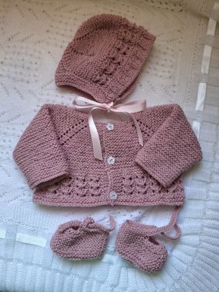 Chaqueta, capota y patucos de punto reborn 46 cm.
