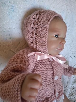Chaqueta, capota y patucos de punto reborn 46 cm.