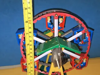 Noria de hojalata a cuerda