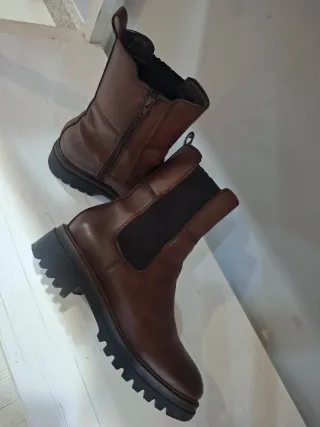 Botas de piel marrones.