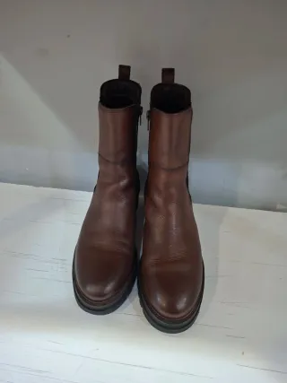 Botas de piel marrones.