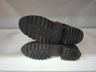 Botas de piel marrones.