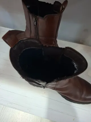 Botas de piel marrones.