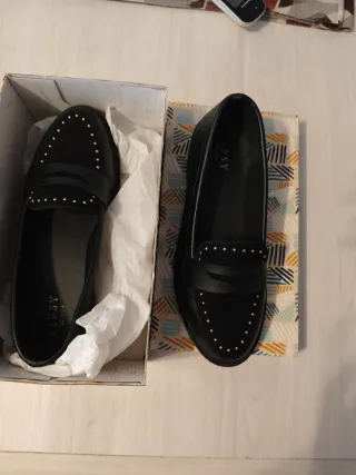 Mocasines negros con tachuelas