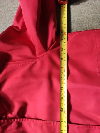 Cazadora ligera capucha escondida Zara roja