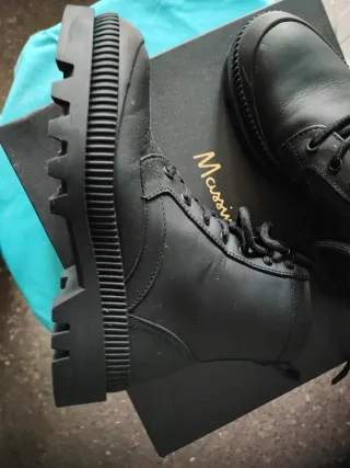 Botas negras de cordones de piel y para el agua