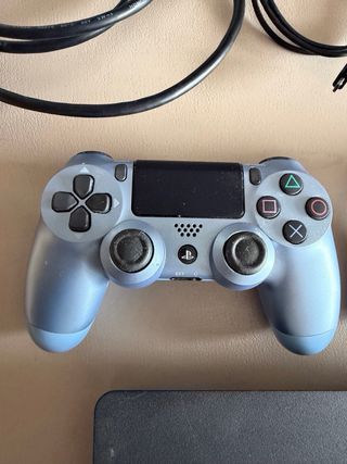 Consola PS4 con 2 mandos y cables