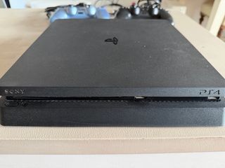 Consola PS4 con 2 mandos y cables