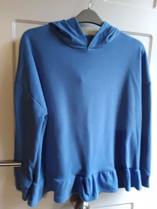 Sudadera azul con volantes