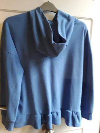 Sudadera azul con volantes