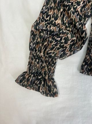 Blusa estampada geométrica manga larga