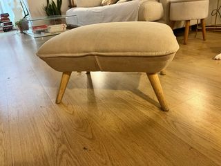 Reposapiés de tela y patas de madera