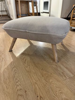 Reposapiés de tela y patas de madera