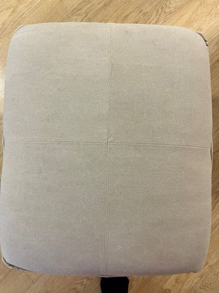 Reposapiés de tela y patas de madera