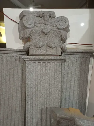 3 Columnas con Capitel