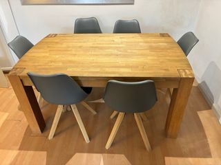Mesa de madera con 6 sillas