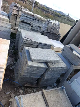 30 m2 de Granito amarillo, blanco y negro