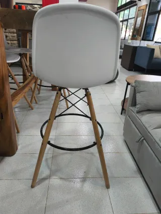 Taburete alto nórdico