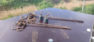 Báscula antigua con platos de cobre