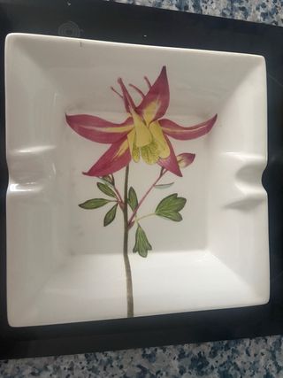 Cenicero de cerámica con flor 19x19cm