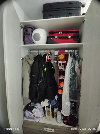 Armario blanco y marrón