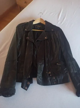 Chaqueta de piel negra
