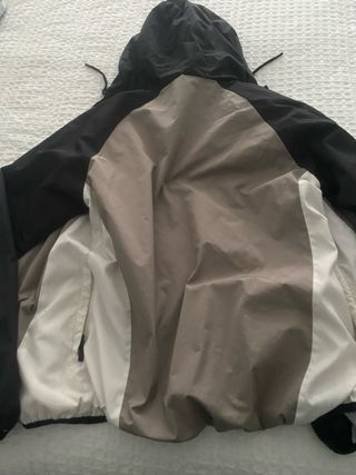 Cortavientos con capucha y cremallera