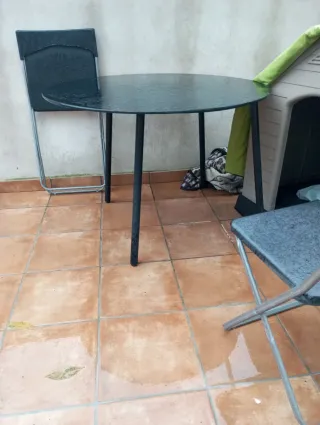 Mesa redonda de metal negra y cristal