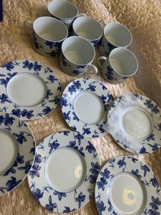 6 tazas y 6 platillos de porcelana