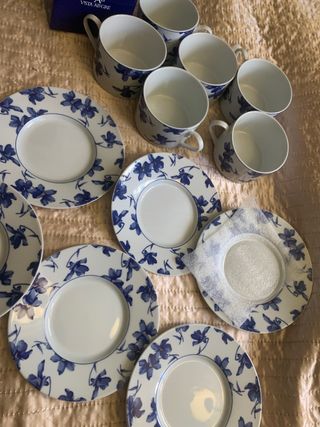 6 tazas y 6 platillos de porcelana