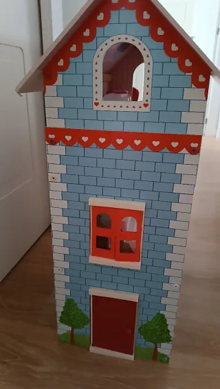 Casa de muñecas de madera