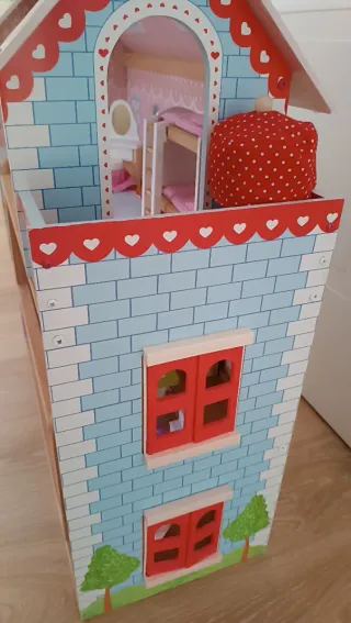 Casa de muñecas de madera