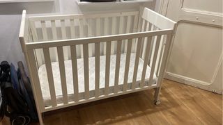 Cuna de bebé con colchón, cojín y sábanas