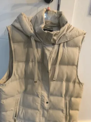 Chaleco largo Zara crema con capucha