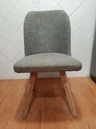 Sillas de comedor en gris.