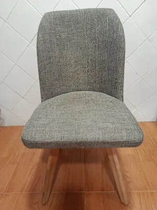 Sillas de comedor en gris.